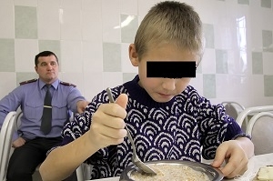 Маҳрумияти ноболиғон аз озодӣ: додгоҳҳо баъзеҳоеро маҳкум кардаанд, ки набояд мекарданд