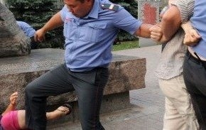 Кормандони “Дасти ёрӣ” мегӯянд, пулис онҳоро латукӯб кардааст