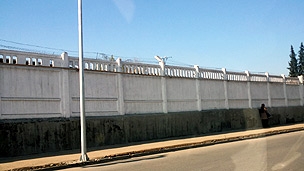 Шикояти вукалои мудофеъ аз вазъи бади як зиндонӣ 'дар асари шиканҷа'