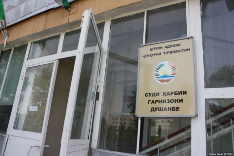 Гумонбарони "дедовшина": Ҷоғи сарбози ҷавонро нашикастаем